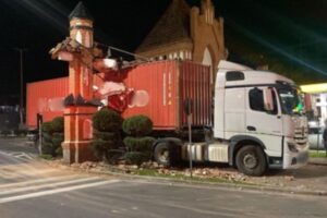 Carreta atinge portal de Pomerode e causa destruição parcial da estrutura