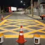 PROGRAMA ASFALTAÇO: Primeira via finalizada recebe nova sinalização após pavimentação