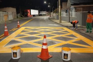 PROGRAMA ASFALTAÇO: Primeira via finalizada recebe nova sinalização após pavimentação