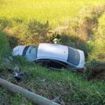 Carro colide contra poste, motorista fica ferido e fios caem sobre a pista em Ilhota