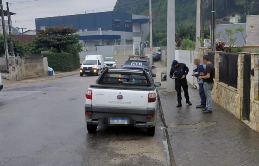 Chuva e pista molhada terminam em colisão entre veículos no Nova Brasília, em Brusque