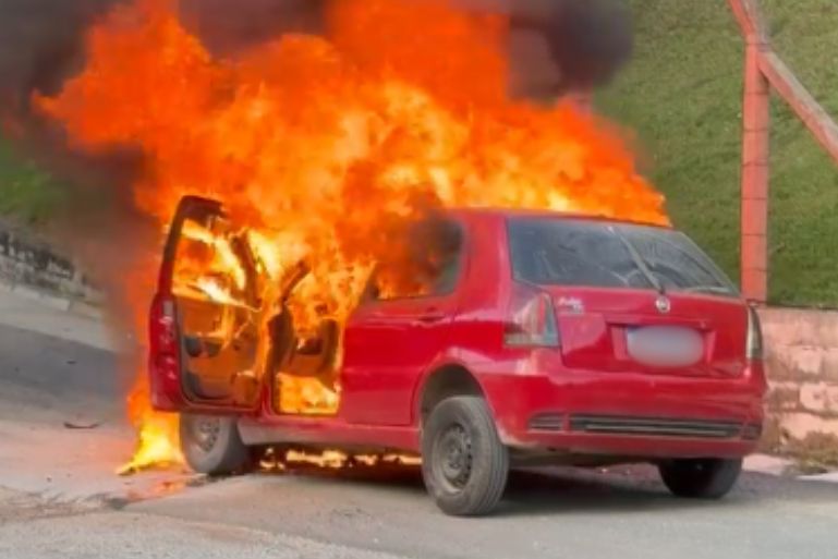 VÍDEO: Veículo pega fogo e mobiliza Corpo de Bombeiros em Botuverá