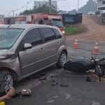 VÍDEO: Duas vítimas sofrem fraturas após colisão entre Fiesta e motocicleta em Brusque
