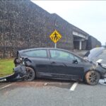 Motorista abandona veículo após sair da pista e bater em contenção na Antônio Heil