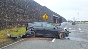 Motorista abandona veículo após sair da pista e bater em contenção na Antônio Heil