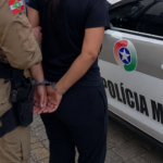 Mulher procurada pela justiça do RS é presa no Centro de Brusque