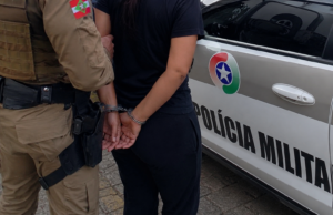 Mulher procurada pela justiça do RS é presa no Centro de Brusque