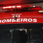 Motociclista fica inconsciente após colisão contra poste em Brusque