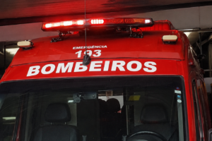 Motociclista fica inconsciente após colisão contra poste em Brusque