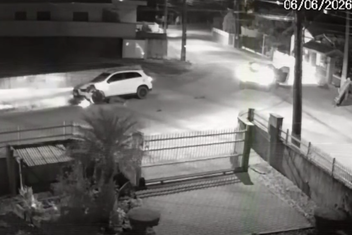Vídeo registra acidente entre dois veículos e gera discussão entre envolvidas em Guabiruba