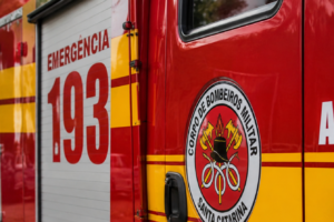 Mulher fica ferida após cair de reboque durante desfile em Guabiruba