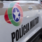 Mãe é presa após deixar bebê de 4 meses e criança de 6 anos sozinhos em casa em SC