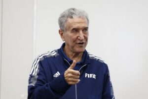 Técnico do tetra, Parreira apresenta melhora, mas permanece na UTI