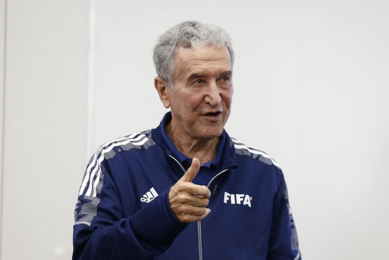 Técnico do tetra, Parreira apresenta melhora, mas permanece na UTI