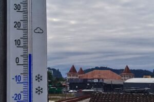 Frio se intensifica e temperaturas voltam a cair em Brusque e região
