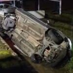 Carro sai da pista e cai em ribeirão na Av. Primeiro de Maio