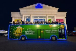 Busão Havan leva centenas de pessoas pelas ruas de Florianópolis e Palhoça