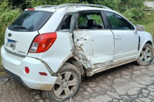 Atualização: Motorista perde o controle e colide contra poste no bairro Nova Brasília