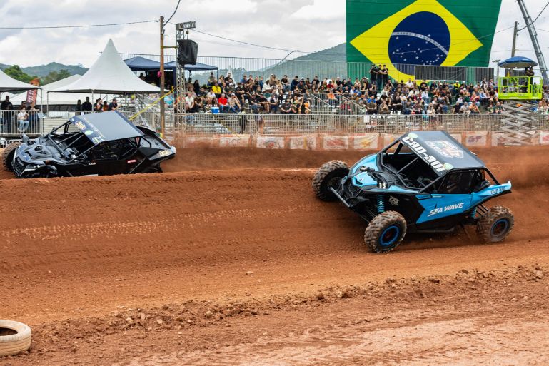XXXII Fenajeep inicia disputas indoor com quase 200 pilotos e novo formato de classificação