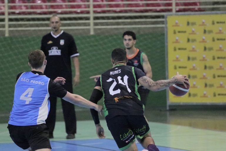 Basquete adulto tem noite de placares elásticos nos Jogos Comunitários de Brusque