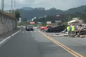 ATUALIZAÇÃO: Motorista fica ferido após capotamento na Avenida Beira-Rio, em Brusque