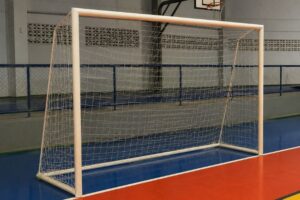 Menino fica ferido após acidente com trave em quadra esportiva de Itajaí