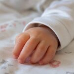 Professora é condenada por maus-tratos contra bebês em creche e perde cargo público em SC