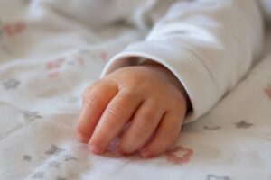 Professora é condenada por maus-tratos contra bebês em creche e perde cargo público em SC