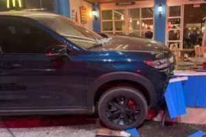 Grávida perde controle de SUV e invade restaurante em Balneário Camboriú