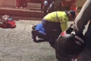 Motociclista sofre suspeita de traumatismo craniano após acidente em Brusque