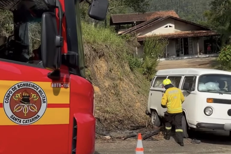 Homem fica ferido após ser atropelado pela própria Kombi em Brusque