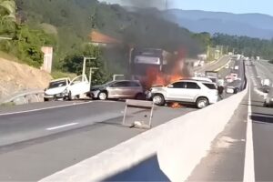 ATUALIZAÇÃO: BR-470 é liberada após grave acidente em Indaial (SC)