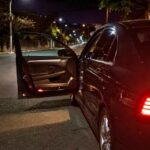 Motorista de aplicativo pula de carro em movimento para escapar de criminosos, em Blumenau