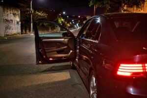 Motorista de aplicativo pula de carro em movimento para escapar de criminosos, em Blumenau