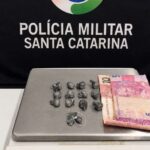 Jovens são apreendidos com porções de cocaína prontas para venda em Brusque