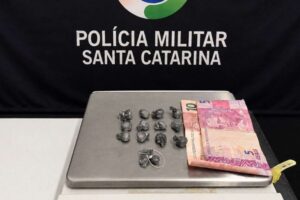 Jovens são apreendidos com porções de cocaína prontas para venda em Brusque