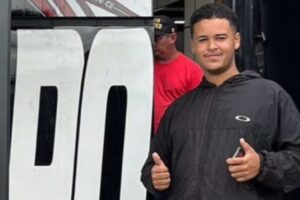 Motociclista que atingiu poste no Rio Branco morre no hospital