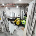 Queda de chapas de mármore deixa dois feridos em Gaspar