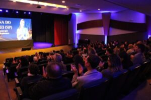 Palestra com medalhista olímpica Virna Dias reúne grande público em Brusque