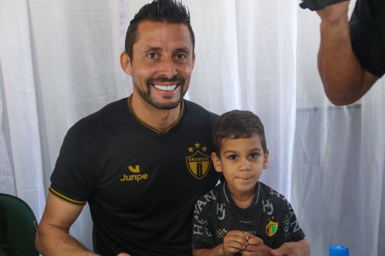 Bruscão Desde Pequeno visita a Escola Oscar Maluche em parceria com a Prefeitura