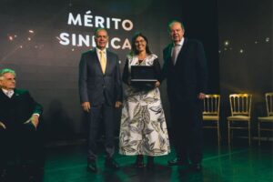 Sindivest recebe homenagem da FIESC por trajetória de quatro décadas de filiação