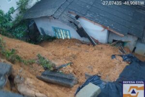 Chuva intensa atinge a região e provoca deslizamento no bairro Steffen