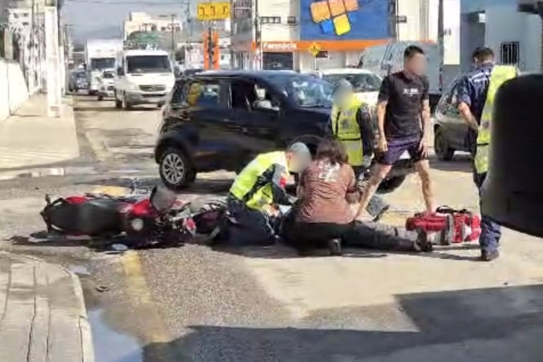 VÍDEO: Colisão entre carro e moto deixa motociclista ferido em Brusque