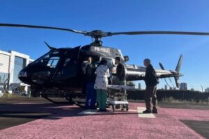 Criança de 5 anos é transferida de helicóptero após atropelamento em frente a escola em SC