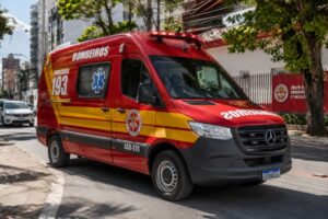 Trabalhador sofre descarga elétrica e cai durante manutenção em Blumenau