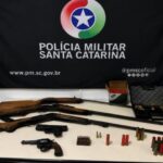 Homem é detido após disparar arma durante discussão com técnico de internet