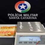 Suspeito tenta descartar drogas ao ver viatura, mas acaba detido em Brusque