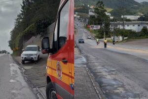Caminhonete colide contramuro após motorista perder controle em Brusque