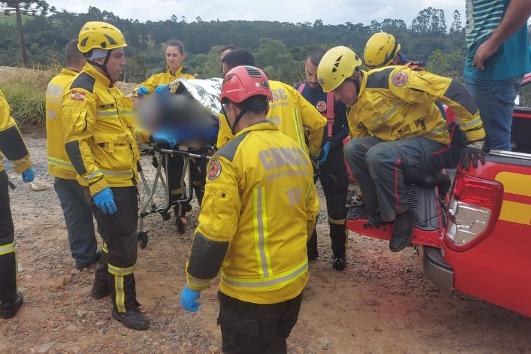 Bombeiros resgatam homem desaparecido após buscas em área de mata