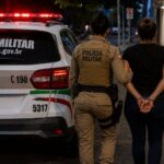 Mulher de 40 anos é detida por furto após ser flagrada por equipe de segurança